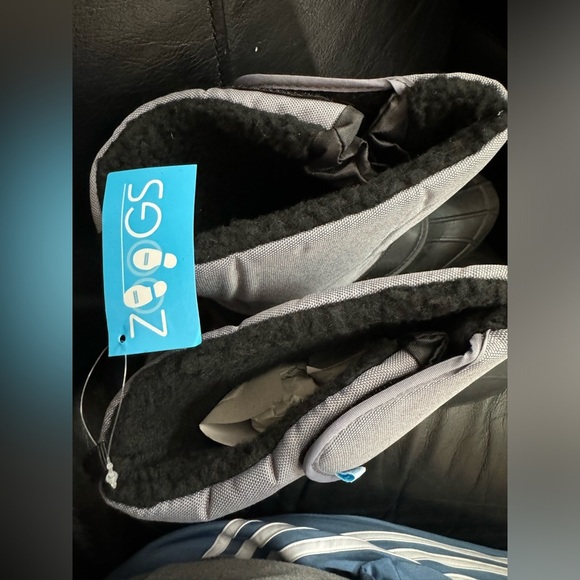 New/ kids snow boots size 4 - Picture 4 of 6